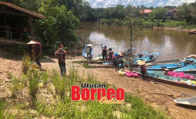  Penghantaran bantuan makanan melalui sungai dengan perahu panjang ke beberapa rumah panjang di pedalaman kawasan DUN Kemena.