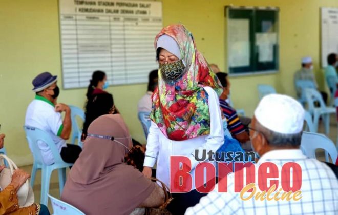 Fatimah sempat beramah mesra bersama penerima vaksin di PPV Stadium Dalat hari ini.