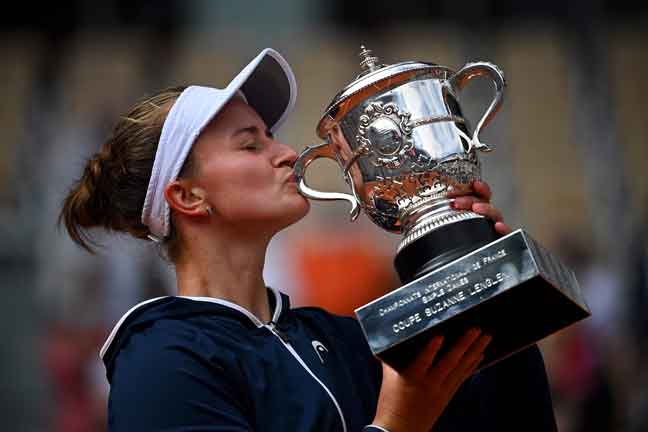  Krejcikova mencium trofinya selepas menewaskan Pavlyuchenkova pada final Terbuka Perancis di Paris. — Gambar AFP