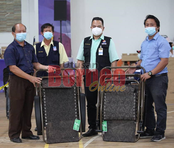  Dioslin (kiri) menyampaian sumbangan kepada pegawai KKM Beaufort