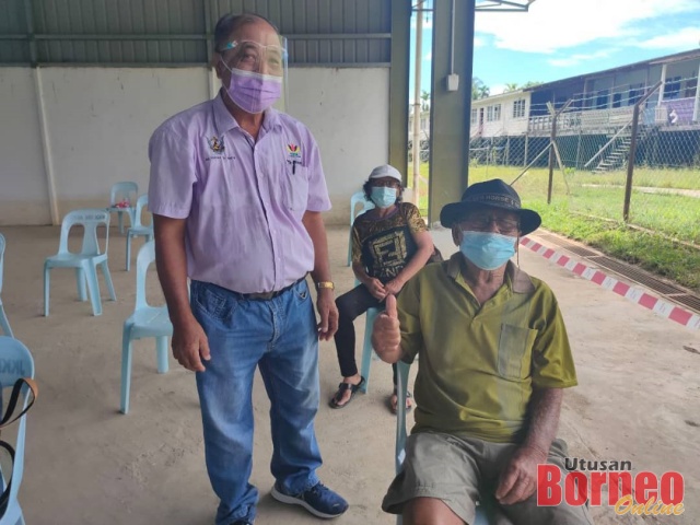 Penghulu Sanok bersama bapa mertuanya, Ganya Unau (duduk) sebagai warga emas tertua berumur 98 tahun yang menerima suntikan vaksin di PPV bergerak di Dewan Masyarakat Punan Rumah Ado Lubok Kubong Kakus Tatau.