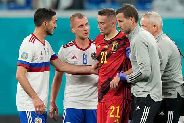  Castagne dibawa keluar padang untuk menerima rawatan selepas pertembungan kepala dengan pemain Rusia, Daler Kuzyaev dalam aksi Kumpulan B. — Gambar AFP