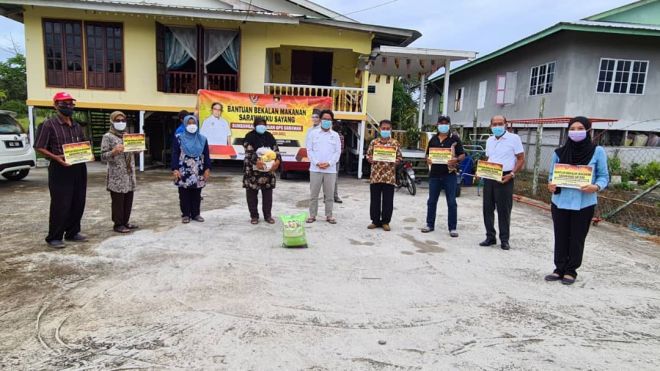 Juanda (tengah) ketika simbolik pengagihan BKSS 6.0 di salah sebuah kampung di DUN Jemorwng.