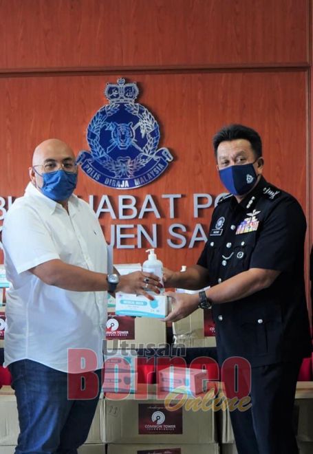  Hazani menerima sumbangan pelitup muka serta cecair pembasmi kuman di IPK Sabah di sini.