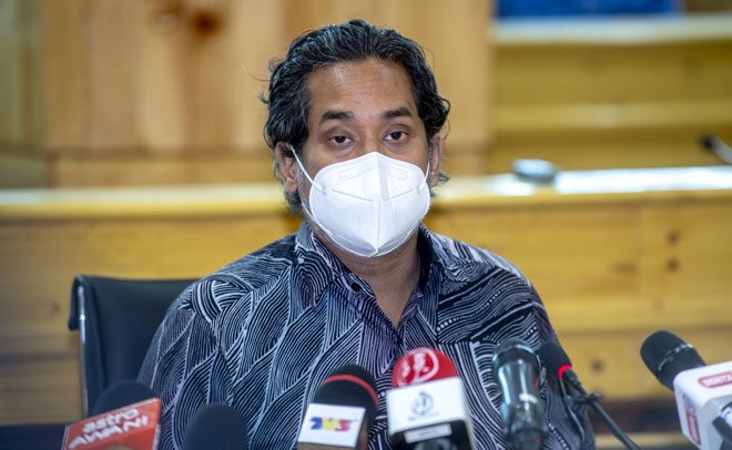  Khairy mengadakan sidang media selepas pengerusikan masyuarat badan bertindak program imunisasi COVID-19 Kebangsaan peringkat negeri Kelantan bersama Menteri Besar Kelantan Menteri Datuk Ahmad Yakob di Kompleks Kota Darulnaim, Kota Bharu, semalam. — Gambar Bernama