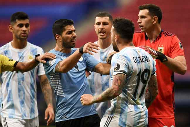  Penyerang Uruguay, Suarez bertengkar dengan pemain Argentina, Nicolas Otamendi pada perlawanan fasa peringkat kumpulan Kejohanan Copa Amerika yang berlangsung di Stadium Mane Garrincha di Brasillia. — Gambar AFP