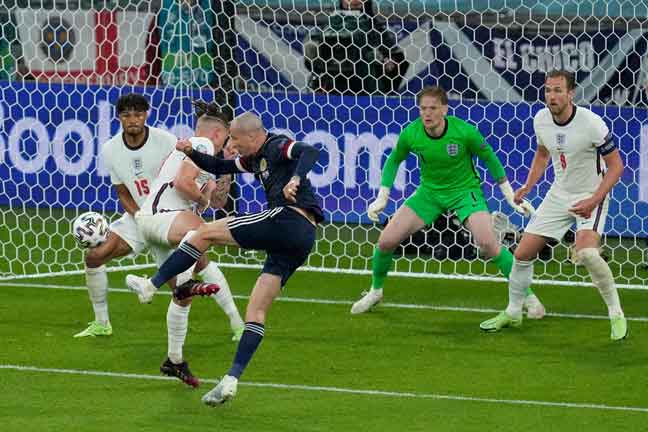  Babak aksi perlawanan Euro 2020 Kumpulan D di antara England dan Scotland di Stadium Wembley di London. — Gambar AFP