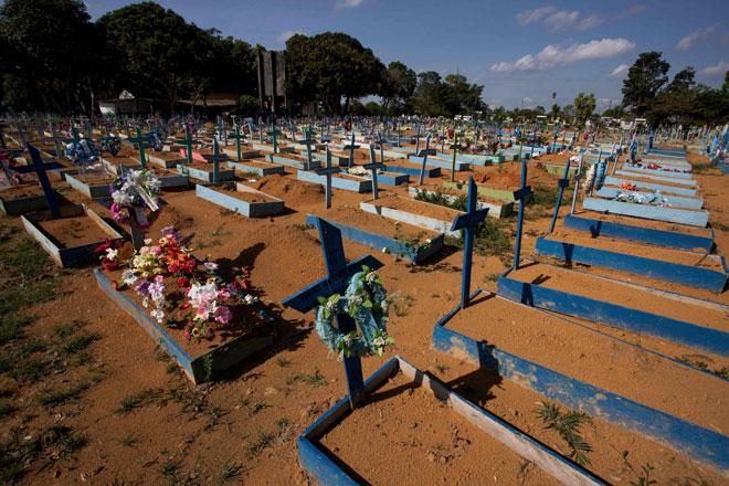  Kubur mangsa COVID-19 memenuhi tapak perkuburan Nossa Senhora di Manaus, Brazil. — Gambar AFP