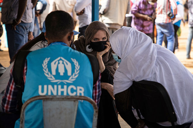  Angelina Jolie bercakap dengan pelarian Mali ketika berada di Goudebo, sebuah kem yang menerima lebih daripada 11,000 pelarian di Burkina Faso, pada Hari Pelarian Sedunia pada 20 Jun lepas.  — Gambar AFP