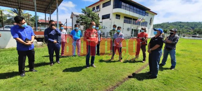  Jahid (tengah) bersama Herman (dua kiri) dan Jilias (kiri) serta pemimpin masyarakat lain semasa melawat Padang Pekan Tamparuli.