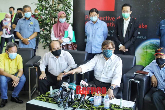 Abang Johari pada sidang media di PPV Longi di Zon Perindustrian Bebas Samajaya. - Gambar Chimon Upon