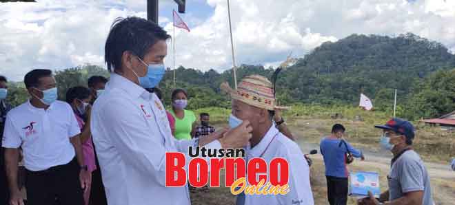  Dennis mantu ngerasukka sengkabung idung enggau mulut ngagai siku peranak ti lunggar umur Penan ti keterubah ngena nya maya iya ngelawa ngagai Long Daloh.