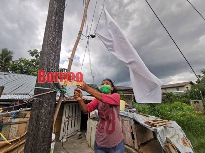 Kibar bendera putih