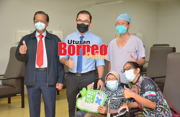  Faizal (tengah) bergambar dengan salah seorang penerima vaksin bersama Pengarah Perubatan Hospital KPJ Sabah Prof. Datuk Dr. Ajaz Ahmad Nabijan (kiri) dan Timbalan Pengarah Perubatan Hospital KPJ Sabah Dr. Lim Keok Tang (kanan).