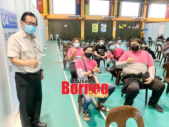  Lee begambar enggau raban ti nganjung pemakai ke betuchuk vaksin di PPV IKBN Miri, kemari.