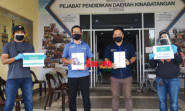  Penolong Pegawai Pendidikan Daerah Kinabatangan Azlan Dasran (dua kanan) menerima peranti berkenaan