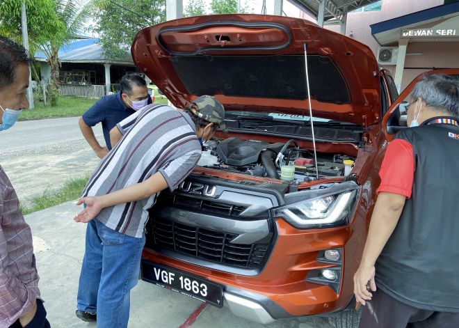  Beberapa orang telah menyatakan minat terhadap Isuzu D-Max X-Terrain 3.0 setelah pertama kali melihat kenderaan itu.