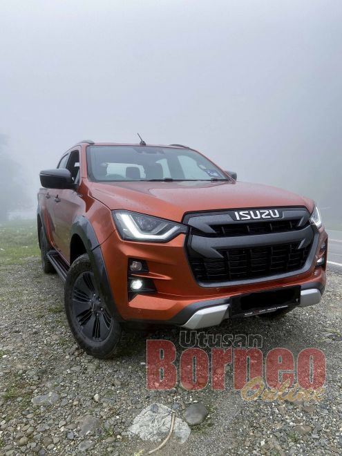  Pandangan hadapan Isuzu D-Max X-Terrain yang cukup gagah sesuai selera peminat 4x4 masa kini.