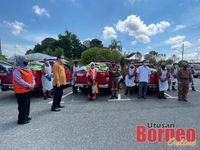 Fatimah semasa pengagihan bakul makanan kepada kawasan PKPD di Kampung Tabuan Melayu hari ini.