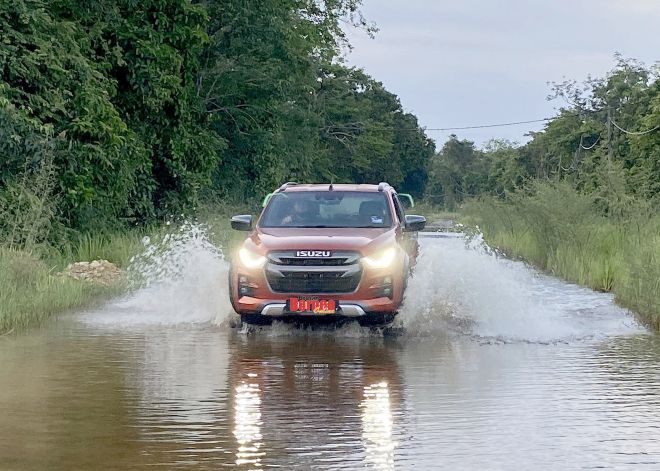  Varian X-Terrain dengan gagahnya hebat meredah banjir ketika satu tugasan di Membakut.