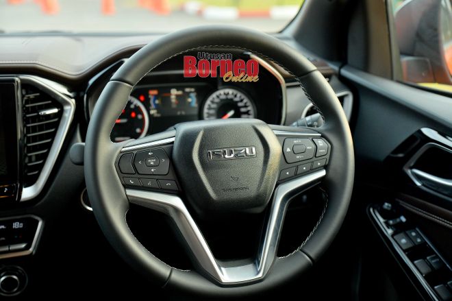  Sistem stereng Isuzu D-Max X-Terrain yang dilengkapi pelbagai punat untuk memudahkan pemandu.