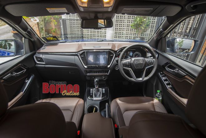  Pemandangan bahagian dalam Isuzu D-Max X-Terrain dengan penggunaan warna coklat gelap yang unik,  cukup sesuai dengan gaya keseluruhan trak pikap ini.