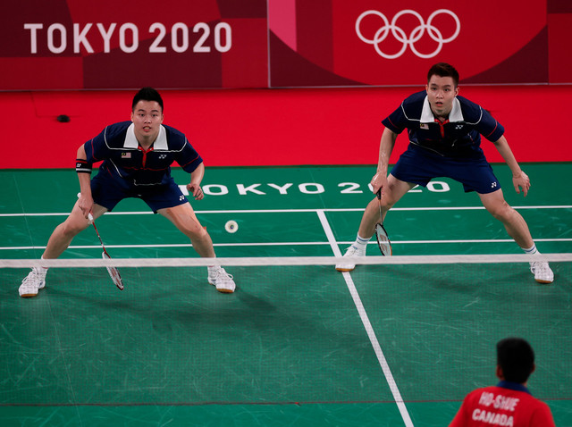  Aksi regu lelaki negara, Aaron dan Wooi Yik menentang regu lelaki Kanada, Nyl Kiyoshi Yakura dan Jason Anthony Ho-Shue pada perlawanan peringkat kumpulan D pada temasya Olimpik Tokyo 2020 di Mushashino Sports Plaza semalam. - Gambar Bernama