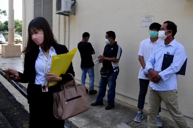 Empat daripada lima individu yang didakwa atas tuduhan menceroboh Hutan Simpan Batu Talam ditemani peguam ketika tiba di Mahkamah Sesyen Raub hari ini. - Gambar BERNAMA