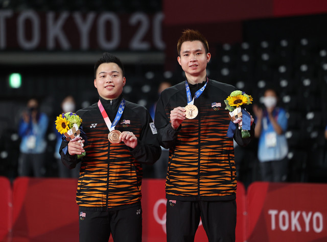 Aaron (kanan) dan Wooi Yik (kiri) bergambar bersama pingat gangsa yang dimenangi selepas mengalahkan regu dari Indonesia di temasya Olimpik Tokyo 2020 di Mushashino Sports Plaza, semalam. - Gambar Bernama