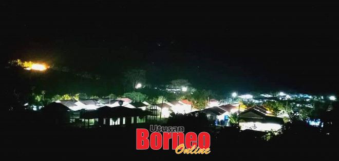  Suasana malam bercahaya di kampung Balat Kinabatangan setelah bekalan elektrik mula disalurkan ke kampung itu.