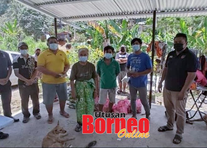  Mangsa kebakaran di Kampung Bariawa Ulu  Jalan Kimanis Keningau terima bantuan daripada Pusat Khidmat Rakyat Parlimen Keningau dan Unit Perhubungan Pembangunan Masyarakat (UPPM) Liawan.