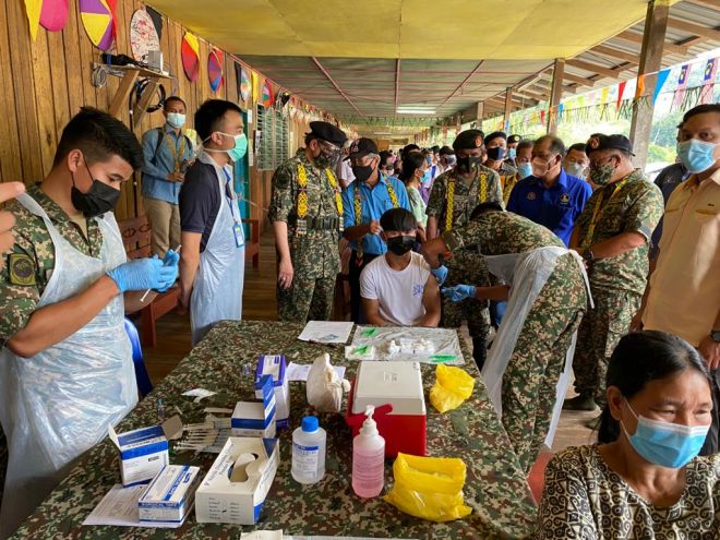 Abang Johari menyaksikan proses pemberian vaksin oleh pegawai Perkhidmatan Kesihatan ATM kepada salah seorang penerima.