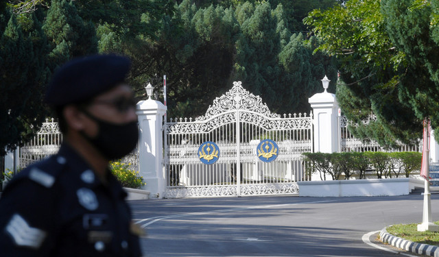 Polis Diraja Malaysia berkawal di hadapan Istana Abdulaziz. -Gambar Bernama