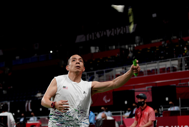 Liek Hou membalas hantaran lawannya dari Mesir Eldakrory pada pusingan pertama peringkat kumpulan di kejohanan Sukan Paralimpik Tokyo 2020 hari ini. - Gambar Bernama 