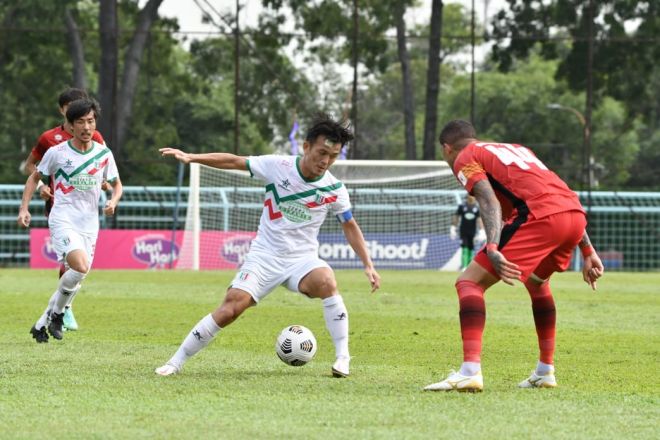 Pemain Kuching City, Joseph Kalang Tie cuba melepasi pemain Negeri Sembilan ketika aksi perlawanan semalam. - Gambar ihsan Kuching City.
