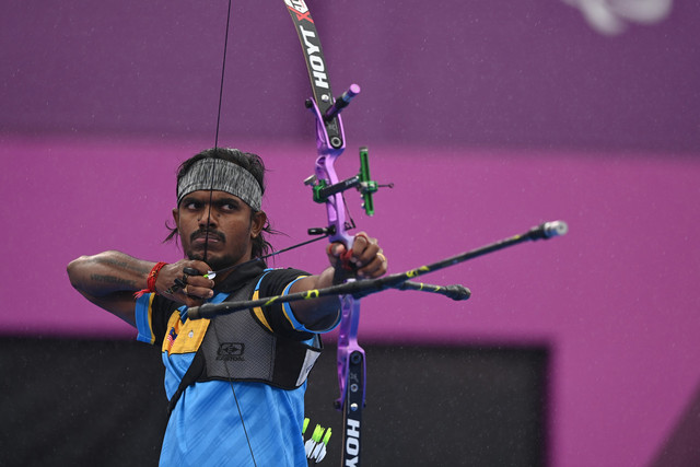 Atlet memanah para negara, S. Suresh beraksi dalam acara recurve menentang Bato Tsydendprzhiev dari Russian Paralympic Committee (RPC) pada Sukan Paralimpik Tokyo 2020 di Lapangan Memanah Yumenoshima Park hari ini. Suresh tewas dengan 2-6. -Gambar Bernama