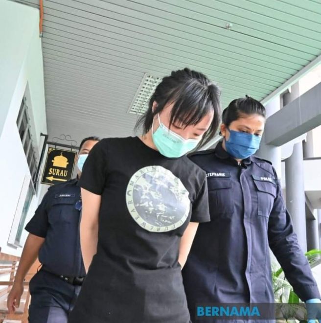 Wanita Myanmar yang dijatuhkan hukuman penjara 18 bulan di Mahkamah Majistret Ayer Keroh selepas mengaku bersalah menggunakan pasport individu lain untuk mendapatkan vaksin COVID-19. -Gambar Bernama