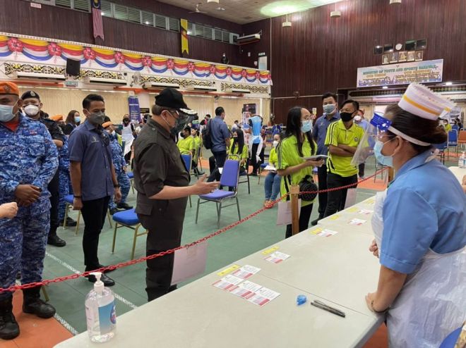 Abang Johari semasa melawat Pusat Pemberian Vaksin Dewan Suarah Sri Aman hari ini. -Gambar sumbangan UKAS