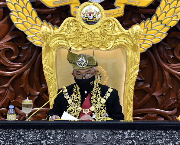 Al-Sultan Abdullah berkenan menyampaikan titah Diraja pada Istiadat Pembukaan Mesyuarat Penggal Keempat, Parlimen ke-14 di Bangunan Parlimen hari ini. - Gambar Bernama
