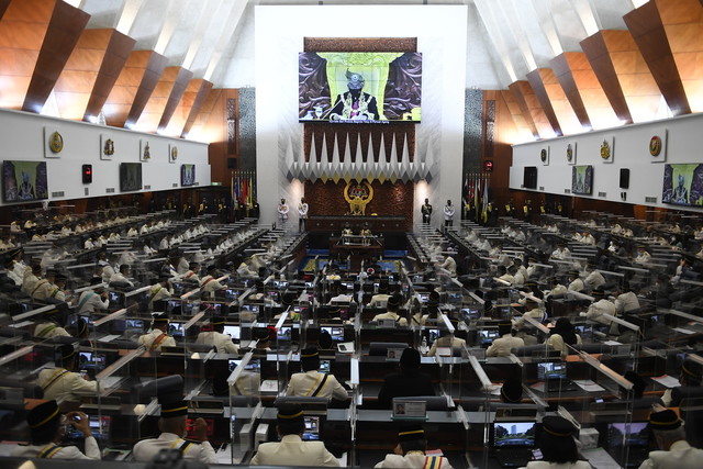 Al-Sultan Abdullah berkenan menyampaikan titah Diraja pada Istiadat Pembukaan Mesyuarat Penggal Keempat, Parlimen ke-14 di Bangunan Parlimen hari ini. - Gambar Bernama