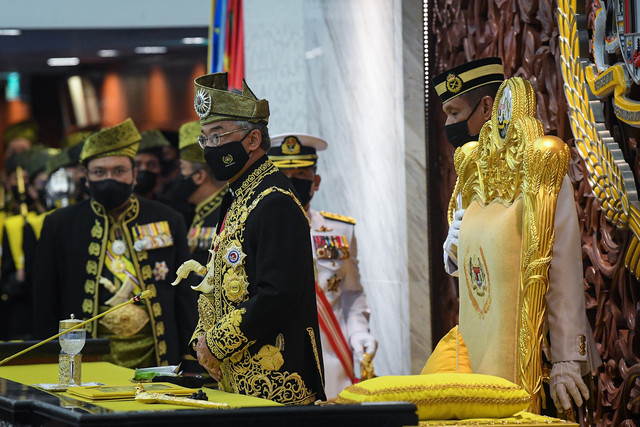 Al-Sultan Abdullah berkenan mencemar duli bagi menyempurnakan Istiadat Pembukaan Mesyuarat Penggal Keempat, Parlimen ke-14 di Bangunan Parlimen hari ini. - Gambar Bernama 