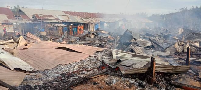 Dua kuaters pekerja ladang di Sungai Tisek, Betong musnah terbakar. - Gambar ihsan bomba