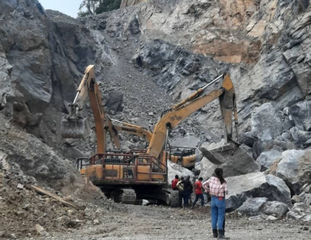 Kerja-kerja mengalihkan batu di lokasi kejadian.