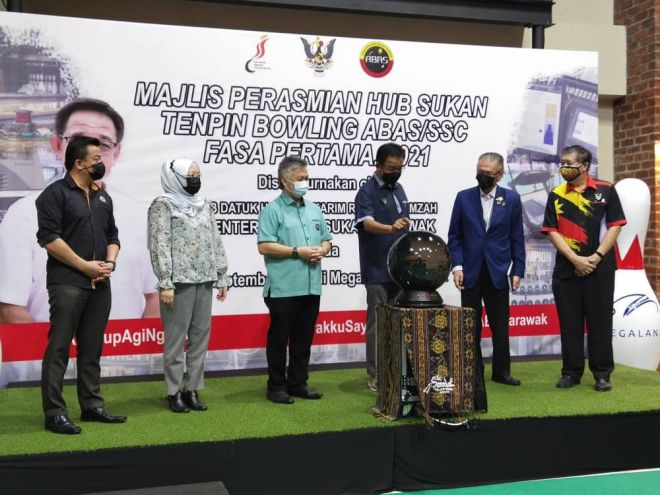 Abdul Karim (tiga kanan) melakukan simbolik perasmian Hub Sukan Tenpin Bowling ABAS/SSC di Megalanes Sarawak. Turut kelihatan Lamat (dari kiri), Nancy, Snowdan, Sunny dan Dr Ong.