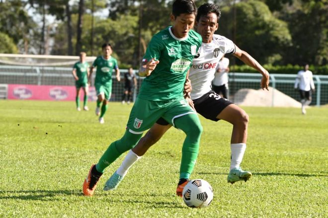 Antara aksi perlawanan Terengganu FC II menentang Kuching City FC. Gambar ihsan Kuching City