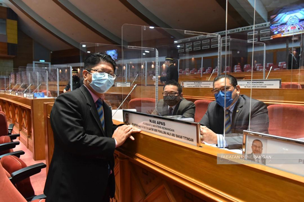  Nizam (kanan) bersama Pembantu Menteri Kewangan Jasni Daya (tengah) dan ADUN Kadamaian Datuk Ewon Benedick (kiri).