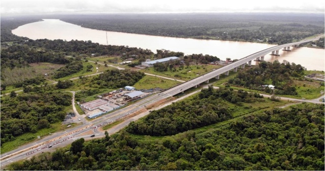 Pemandangan dari udara Jambatan Batang Rajang yang merupakan projek lebuh raya Pakej Kerja 07. – Gambar JKR Sarawak