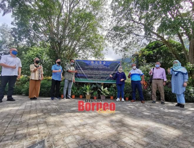 Nancy (empat kanan) melancarkan projek naik taraf Kampung Budaya Sarawak. Turut kelihatan Noor Zari (tiga kanan), Abdul Karim (empat kiri) serta yang lain. -Gambar Roystein Emmor