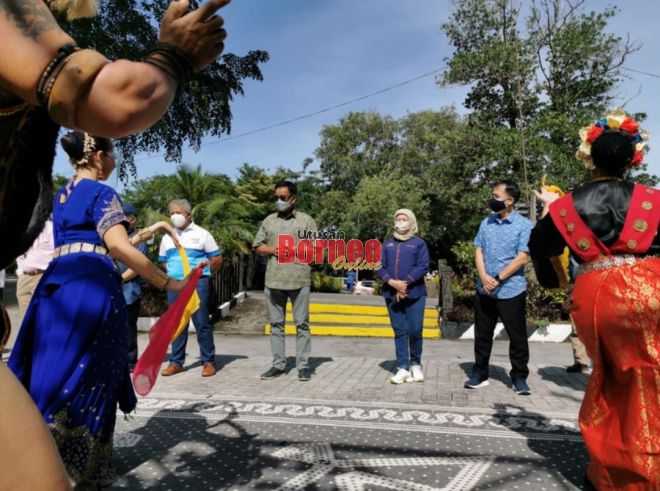 Abdul Karim (dua kiri) bersama Nancy (dua kanan) mengadakan lawatan ke Kampung Budaya Sarawak. -Gambar oleh Roystein Emmor