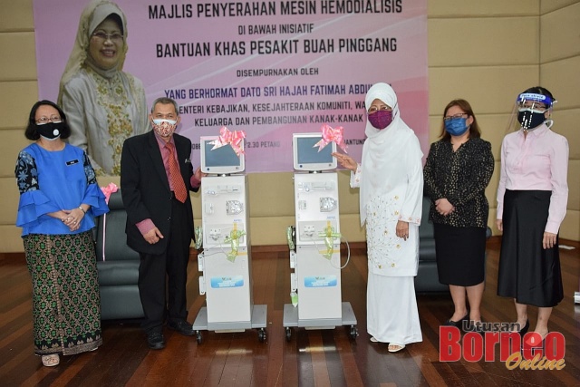 Fatimah (tiga kanan) menyerahkan mesin hemodialisis untuk kegunaan pesakit buah pinggang di Pusat Jantung Sarawak di Kota Samarahan. - Gambar oleh Roystein Emmor
